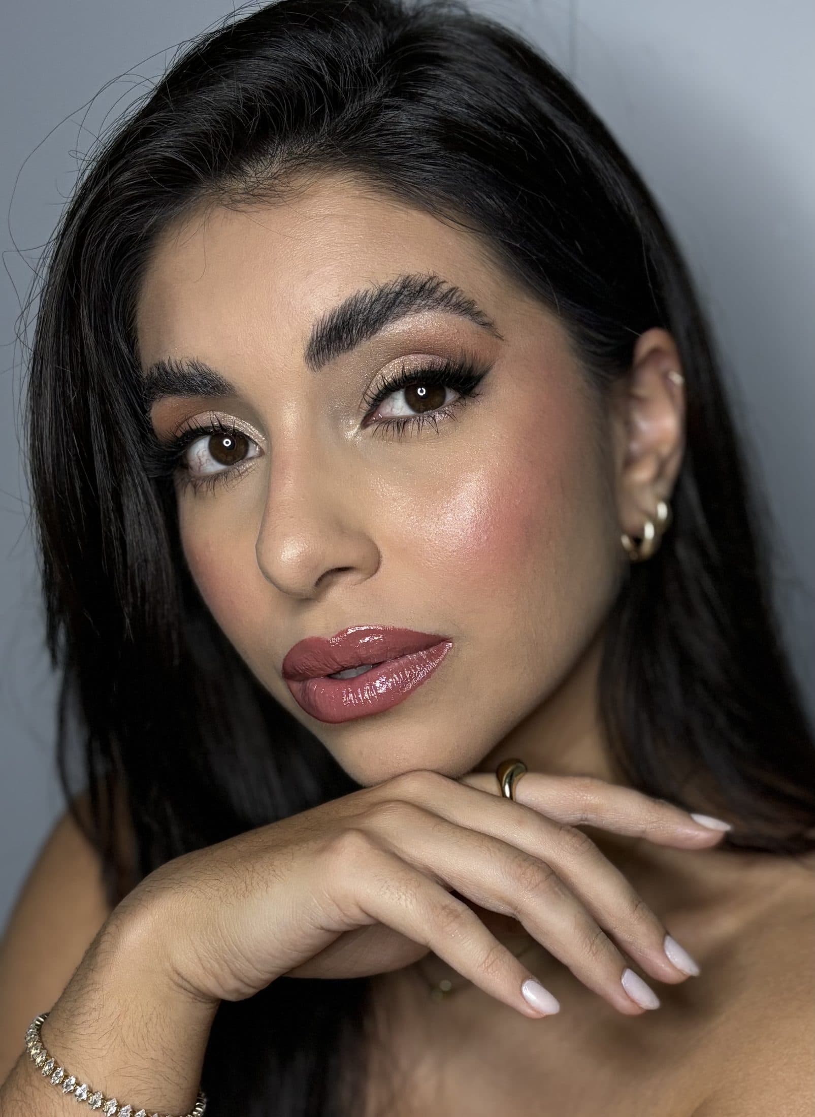 Maquiagem glam com esfumado e boca nude brilhante